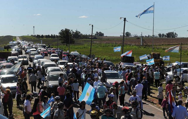 Ambientalistas y vecinos de la ciudad iniciaron esta tarde una protesta contra Uruguay.