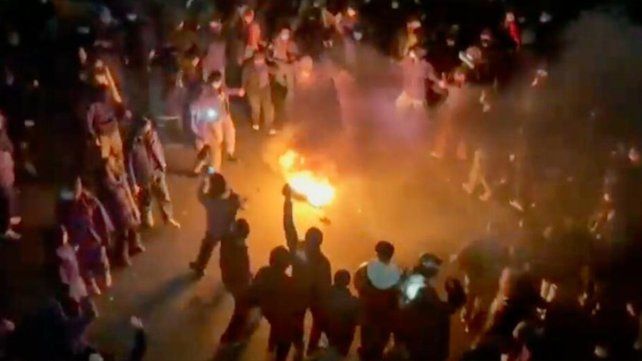 Irán sigue con grandes manifestaciones. El gobierno les cortó internet