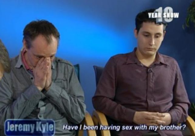 Una pareja gay se enteró al aire que eran hermanos