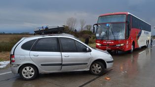 Un auto y un colectivo chocaron de frente en la autovía Artigas