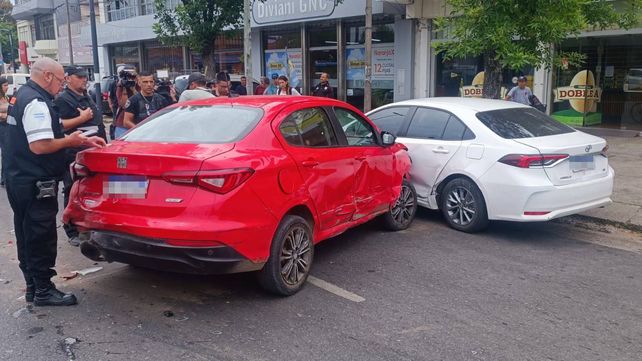 El auto rojo quedó cruzado sobre avenida Eva Perón.