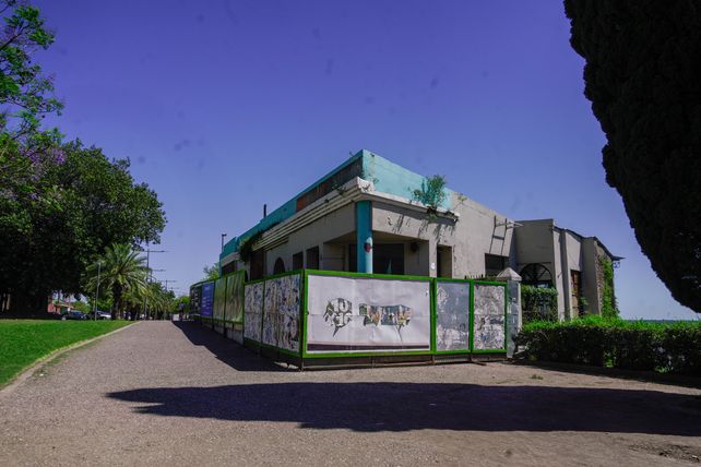 Los bares del parque España están vallados para evitar intrusiones. Continuarán así hasta que se terminen las obras de renovación de los locales.