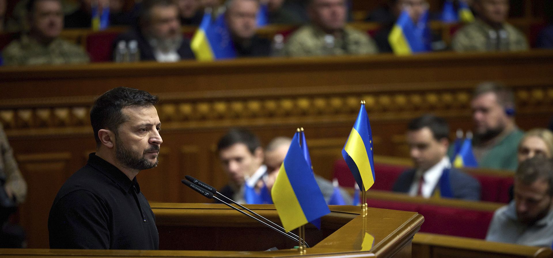 El presidente de Ucrania, Volodymyr Zelenskyy, habla con los parlamentarios en la Verkhovna Rada en Kiev, Ucrania. (Servicio de Prensa del Presidente de Ucrania vía AP)