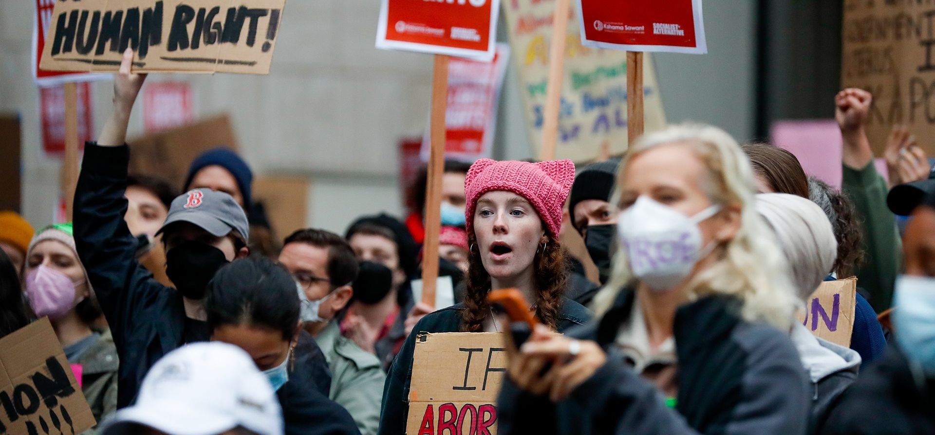 La gente aplaude durante un mitin en Westlake Park en Seattle, en respuesta a la noticia de que la Corte Suprema de EE. UU. podría estar a punto de anular el histórico caso Roe v. Wade que legalizó el aborto en todo el país.