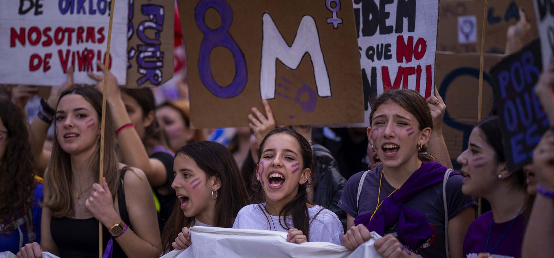 Estudiantes marchan durante una protesta por el Día Internacional de la Mujer en Barcelona, España, el viernes 8 de marzo de 2024. Las mujeres españolas celebran el Día Internacional de la Mujer con una huelga de un día completo y docenas de protestas en todo el país contra la brecha salarial y la violencia de género. (AP Foto/ Emilio Morenatti) Estudiantes marchan durante una protesta por el Día Internacional de la Mujer en Barcelona, España, el viernes 8 de marzo de 2024. Las mujeres españolas celebran el Día Internacional de la Mujer con una huelga de un día completo y docenas de protestas en todo el país contra la brecha salarial y la violencia de género. (AP Foto/ Emilio Morenatti)