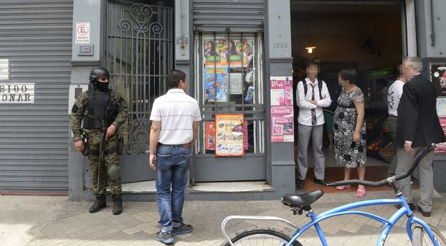 allanado. En este supermercado chino de San Martín al 1500 la policía encontró un arsenal y dinero oculto en cajas de vino.