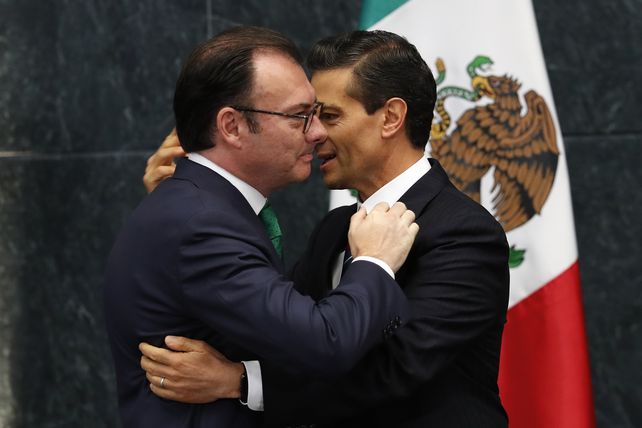 Peña Nieto (der.) abraza al despedido Luis Videgaray
