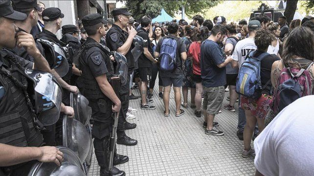 Se registran largas colas para solicitar ayuda alimentaria tras los dichos de la ministra de Capital humano