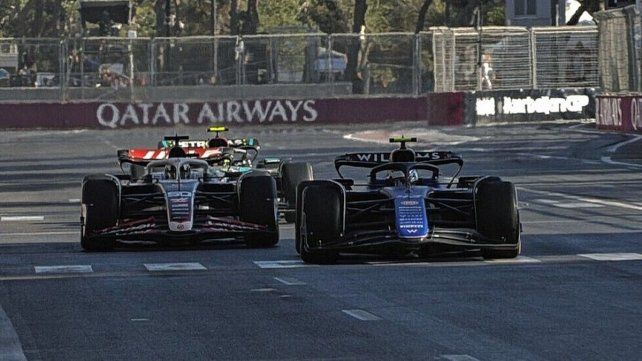 En un momento de la carrera Colapinto soportó a Bearman y Hamilton sobre el final.