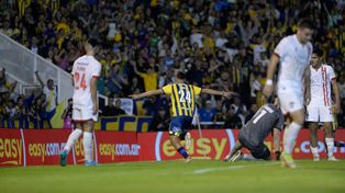 Alejo Veliz celebra su gol en el partido frente a Estudiantes, el último partido en el Gigante.
