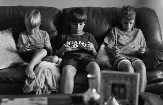 Un fotógrafo borró los celulares de las imágenes que capturó de escenas familiares y cotidianas