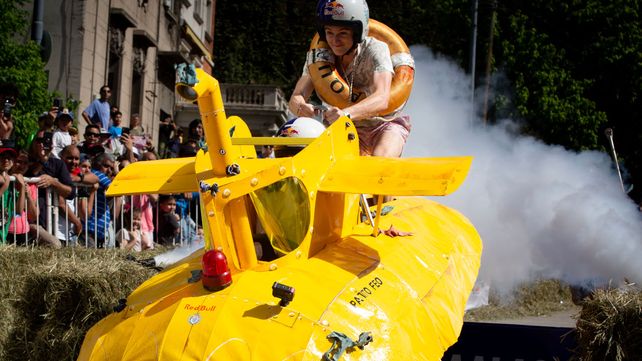 Los bomberos ganaron la Carrera de Autos Locos en Buenos Aires