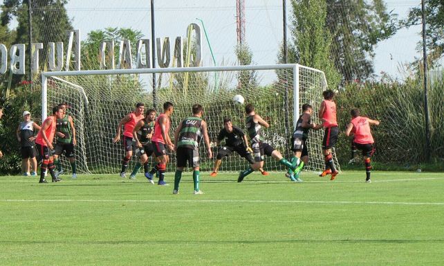 Osvaldo Barsottini presiona a un delantero de Unión de Sunchales