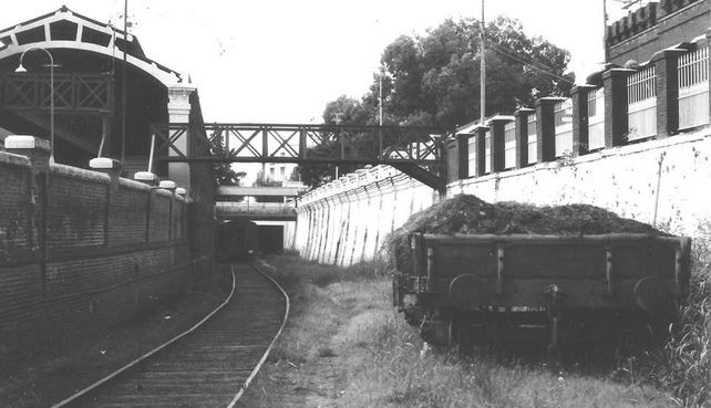 Una imagen del túnel a principios de los 70 desde el lado norte. A la izquierda, la estación Rosario Central, hoy Isla de los Inventos. 