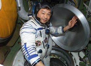 Un astronauta de la Nasa asegura que vio ovnis durante una caminata espacial