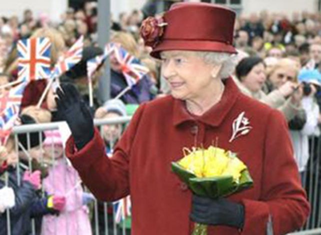 Nuevos tiempos en el imperio: la reina Isabel II envi&oacute; su primer mail oficial