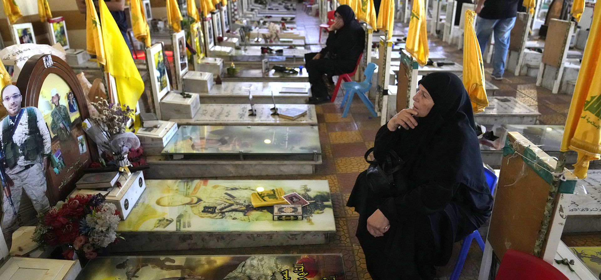 Familiares visitan las tumbas de los miembros de Hezbolá asesinados en los suburbios del sur de Beirut, el jueves 19 de septiembre de 2024. (Foto AP/Hussein Malla) Familiares visitan las tumbas de los miembros de Hezbolá asesinados en los suburbios del sur de Beirut, el jueves 19 de septiembre de 2024. (Foto AP/Hussein Malla)