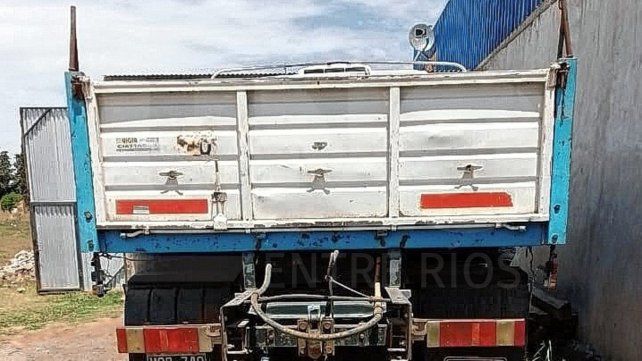 Murió un mecánico aplastado por la cabina de un camión