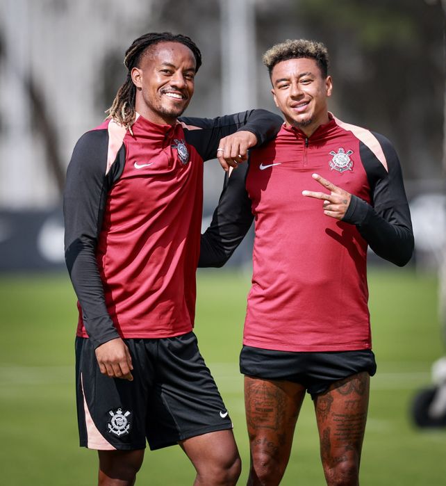 El peruano André Carrillo junto a Jesse Lingard, dos de las figuras del Timao.