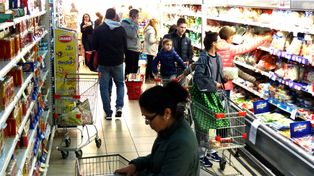 La inflación sigue haciendo estragos en la economía familiar y eso se aprecia cada vez a la hora de hacer las compras diarias en supermercados y autoservicios.
