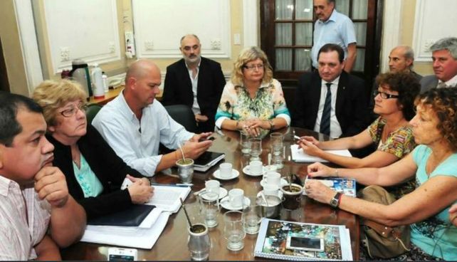 Gremios docentes y estatales recibieron una propuesta de mejora salarial.