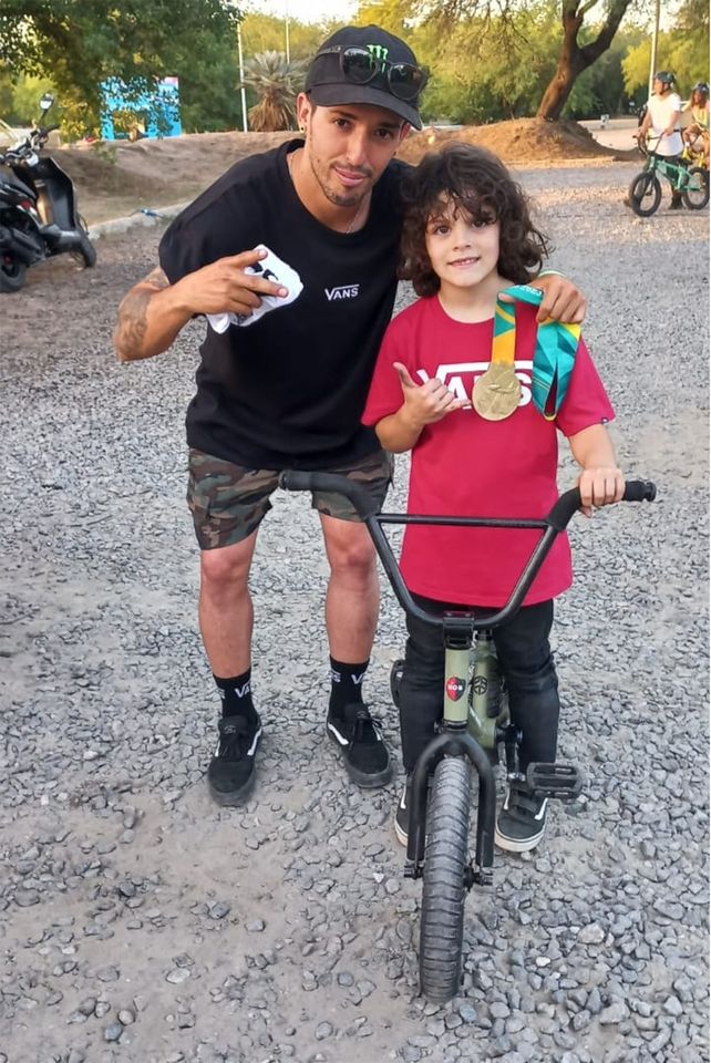Max junto con su ídolo y medallista olímpico José 