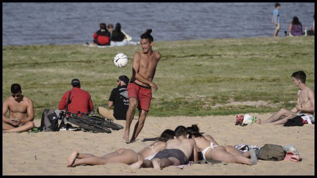 Arena, sol y fútbol en la Rambla Catalunya.