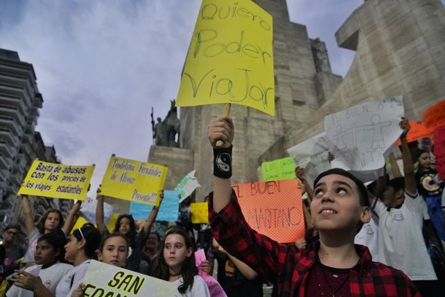 Los chicos se sumaron este lunes al reclamo en el Monumento.
