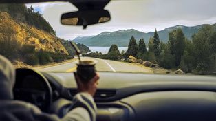 La imagen de un conductor argentino con el termo y el mate en mano es parte del paisaje habitual de las rutas del país