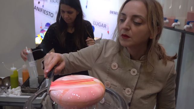 En actividad. La referente hará baños de colores.