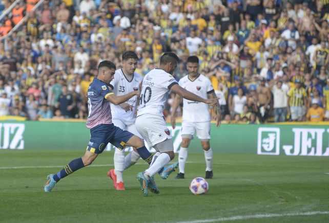 Buonanotte intenta progresar entre tres jugadores de Colón. El pichón de crack fue el más claro de Central.