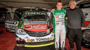 El piloto de Las Rosas Lucas Tedeschi junto a su papá, en el box del Giacone Competicion en Concepción del Uruguay. Es escolta en la C2 del Turismo Nacional.