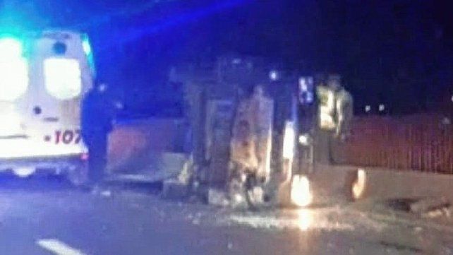 Volcó una camioneta tras esquivar bruscamente a una ciclista en la ruta 168 a la altura de barrio El Pozo