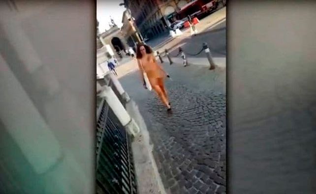 Una joven caminó desnuda por las calles de Italia para realizar un experimento social