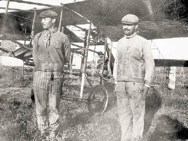 Los hermanos Augusto y Pablo Luis Delaygue lograron el primer vuelo tripulado del país en los campos de San Jerónimo Sud.&nbsp;