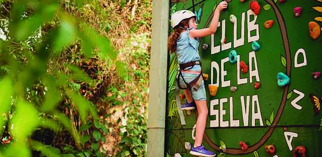 Ofrece espacio para niños y adolescentes con talleres creativos, deportes y contacto con la naturaleza.