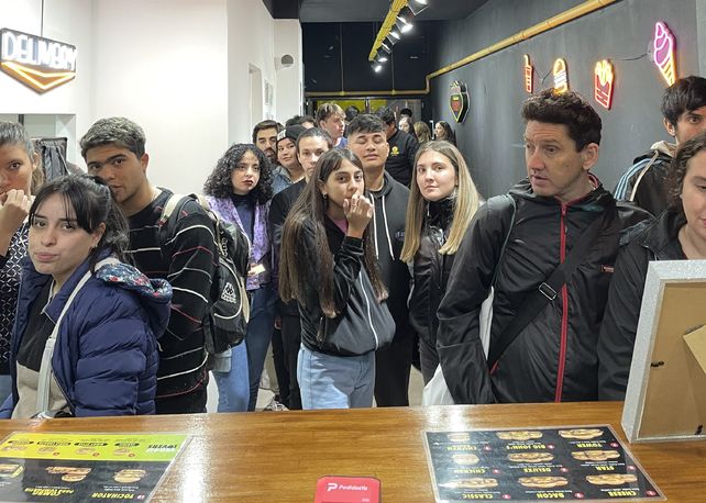 Los locales de hamburguesas son muy populares entre los jóvenes y adolescentes.