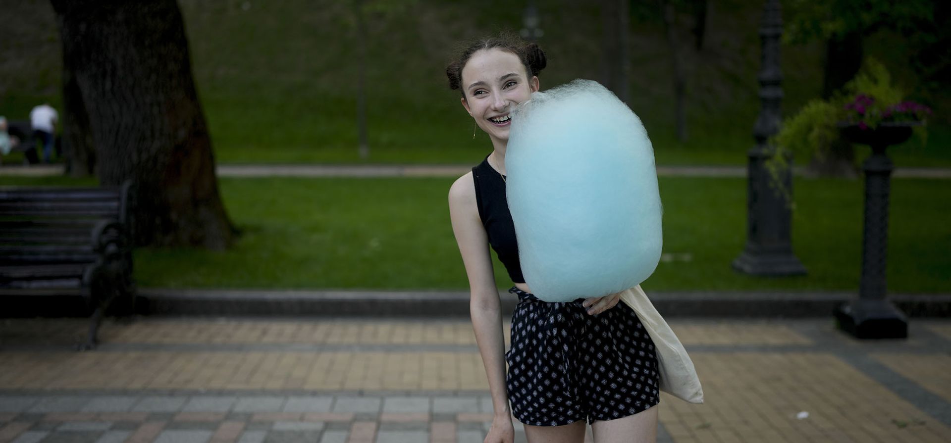 Una niña sostiene algodón de azúcar en una plaza en Kyiv.