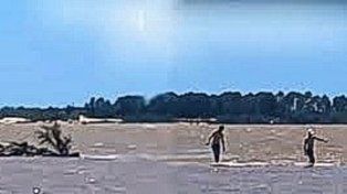 Concepción del Uruguay: imprudentes caminan sobre la muralla cubierta por el río.