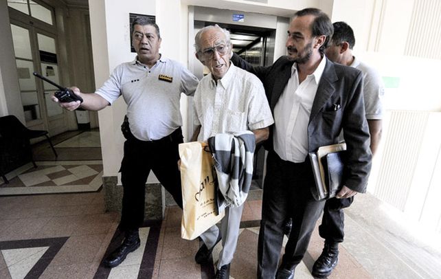 Ante el juez. Barreda y su abogado (derecha) tras comparecer.