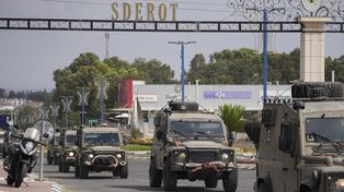 Una columna del ejército israelí llega a Sderot, una ciudad cercana a la Franja de Gaza, el miércoles 11 de octubre de 2023. (Foto AP/Ohad Zwigenberg)