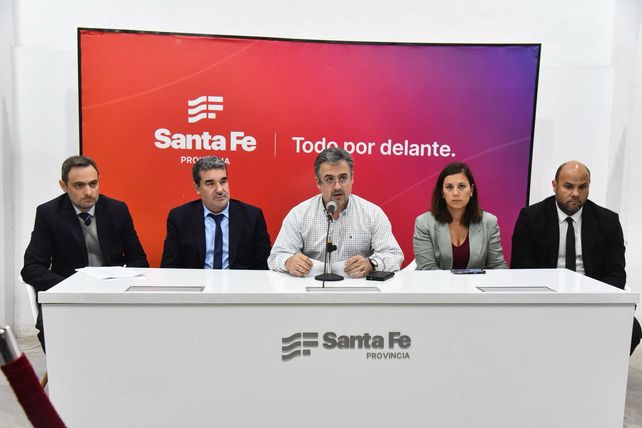 El ministro Cococcioni y otros funcionarios anunciaron la intervención de la Jefatura rosarina a raíz del fraude con combustibles.