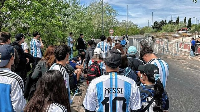 Santafesinos, presentes en el Monumental para vivir la última noche de Messi con la Selección