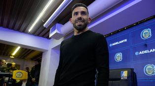 Carlos Tevez ya estuvo en el Gigante para su presentación. Hoy volverá para recorrer el césped, como DT canalla.