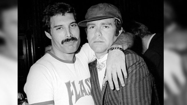 Freddie junto a su amigo Elton John.