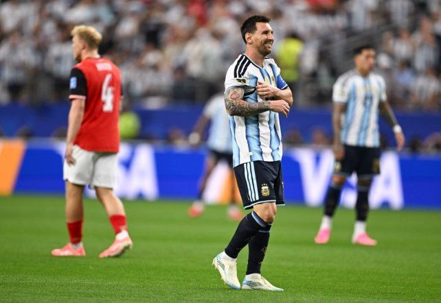 Lionel Messi metió un zurdazo tremendo contra el palo derecho con el que Argentina se puso arriba de Austria.