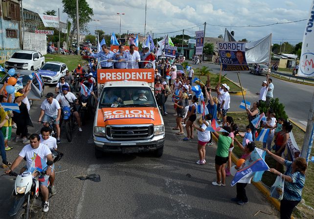 Scioli visitó Paraná e instó a no volver a entregar la patria