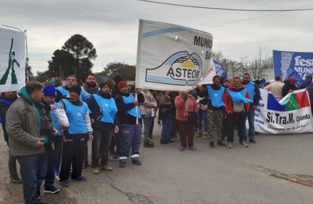 Protesta. Empleados del municipio de Coronda se manifestaron por los atrasos en los salarios. 