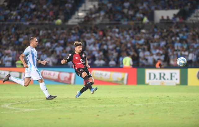 Palacios define ante la salida del arquero y marca el empate.