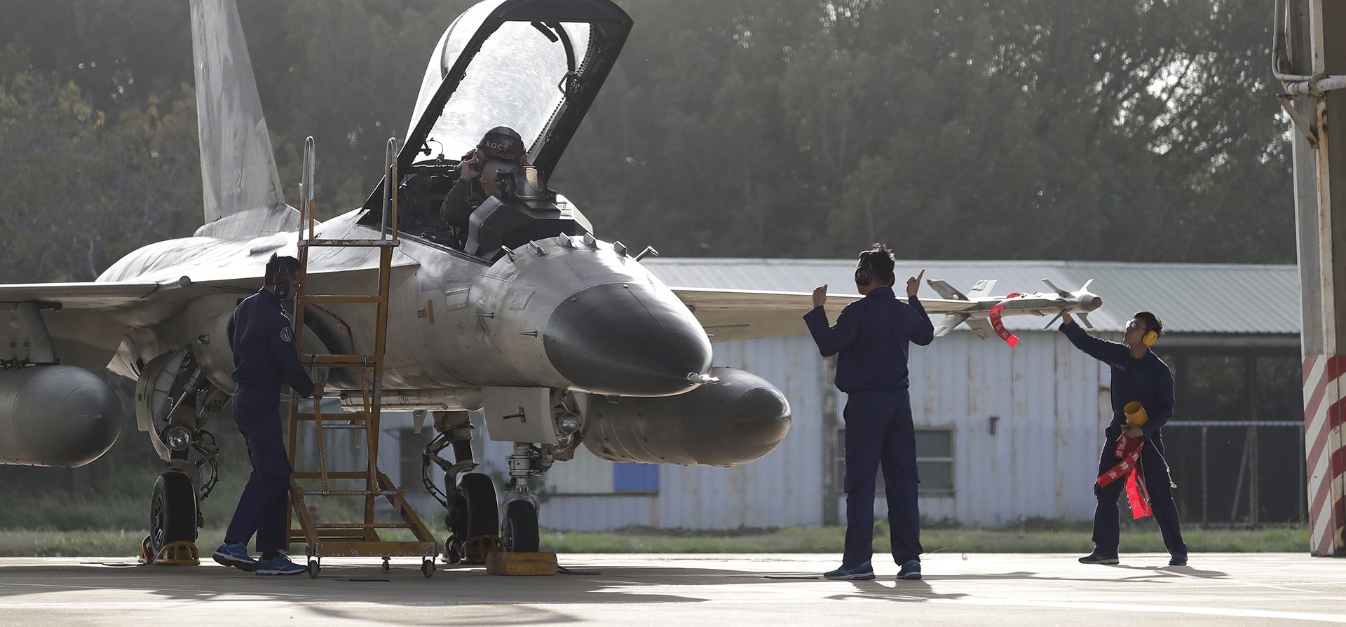 Un piloto de la Fuerza Aérea de Taiwán se prepara para realizar un ejercicio de despegue de emergencia en una base aérea en la ciudad de Taichung, en el centro de Taiwán, el martes 7 de enero de 2025. (Foto AP/Chiang Ying-ying) Un piloto de la Fuerza Aérea de Taiwán se prepara para realizar un ejercicio de despegue de emergencia en una base aérea en la ciudad de Taichung, en el centro de Taiwán, el martes 7 de enero de 2025. (Foto AP/Chiang Ying-ying)